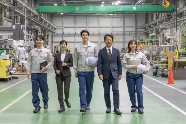 作業服の襟垢・油汚れを落とす方法｜洗浄温度のポイントと業務用洗剤の選び方